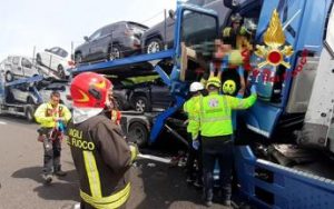 Carambola mortale sulla A1, si scontrano quattro tir e tre auto: deceduti due 78enni
