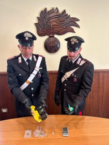 Cocaina nella macchina telecomandata del figlio: in manette coppia di quarantenni