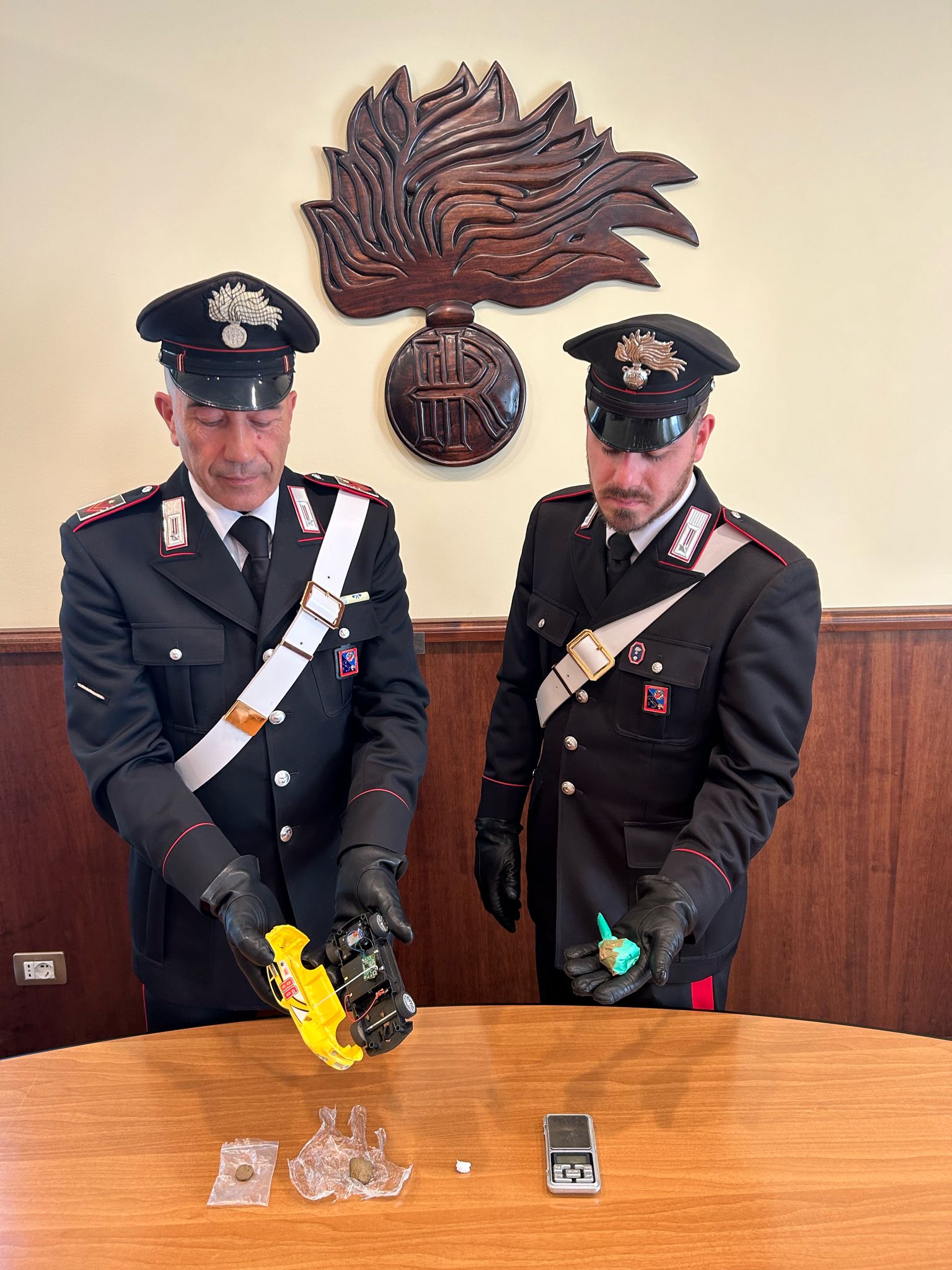 Cocaina nella macchina telecomandata del figlio: in manette coppia di quarantenni