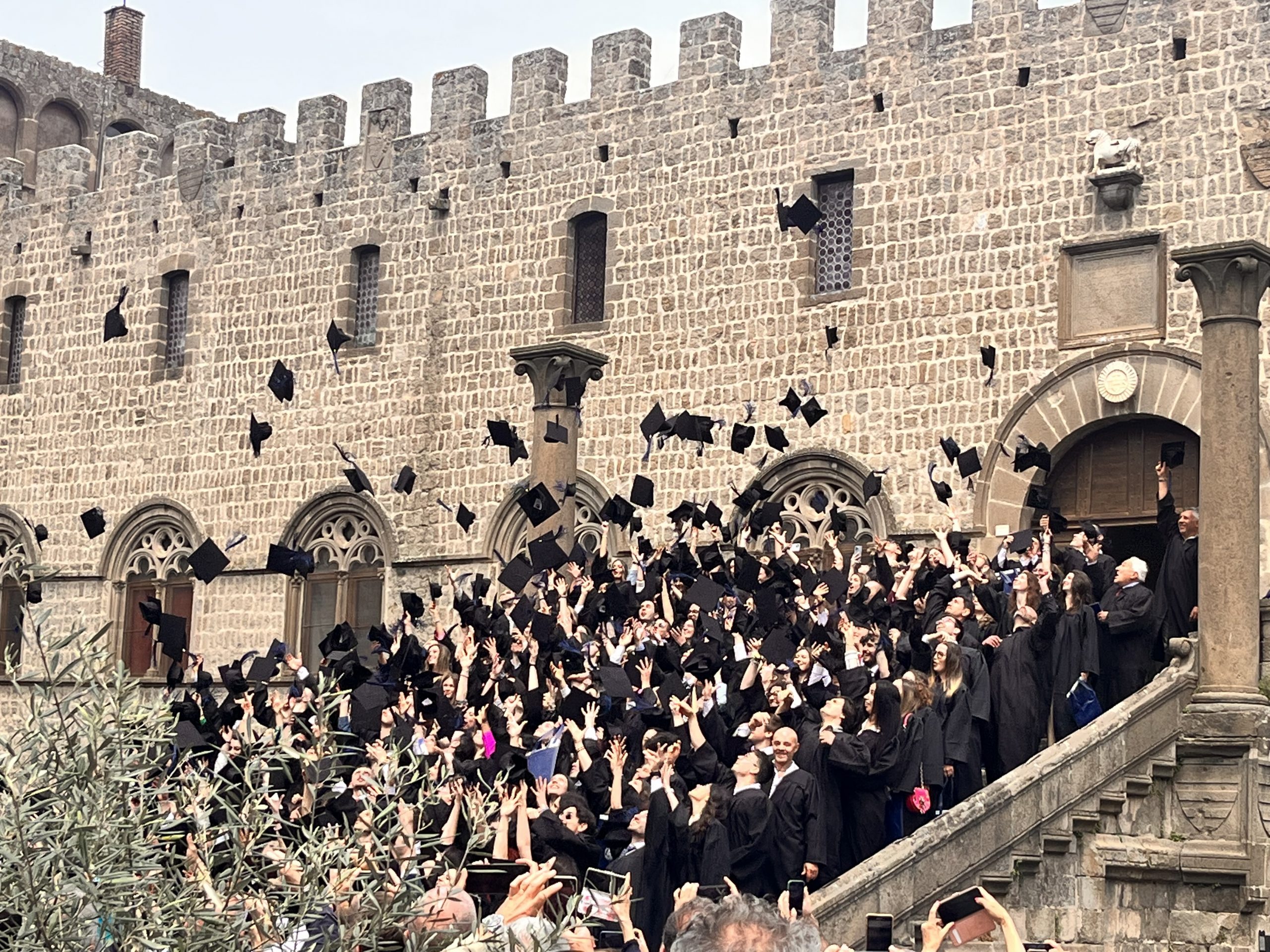 A Viterbo gli studenti si laureano “in piazza”, grande cerimonia per la consegna dei diplomi