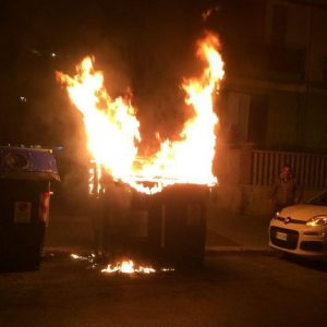 Roma – Nove cassonetti rifiuti a fuoco nel quartiere Aurelio, ipotesi dolo