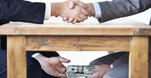 Mozzarelle di bufala, olio e pieno di carburante in cambio di favori: sospeso dirigente regionale per corruzione