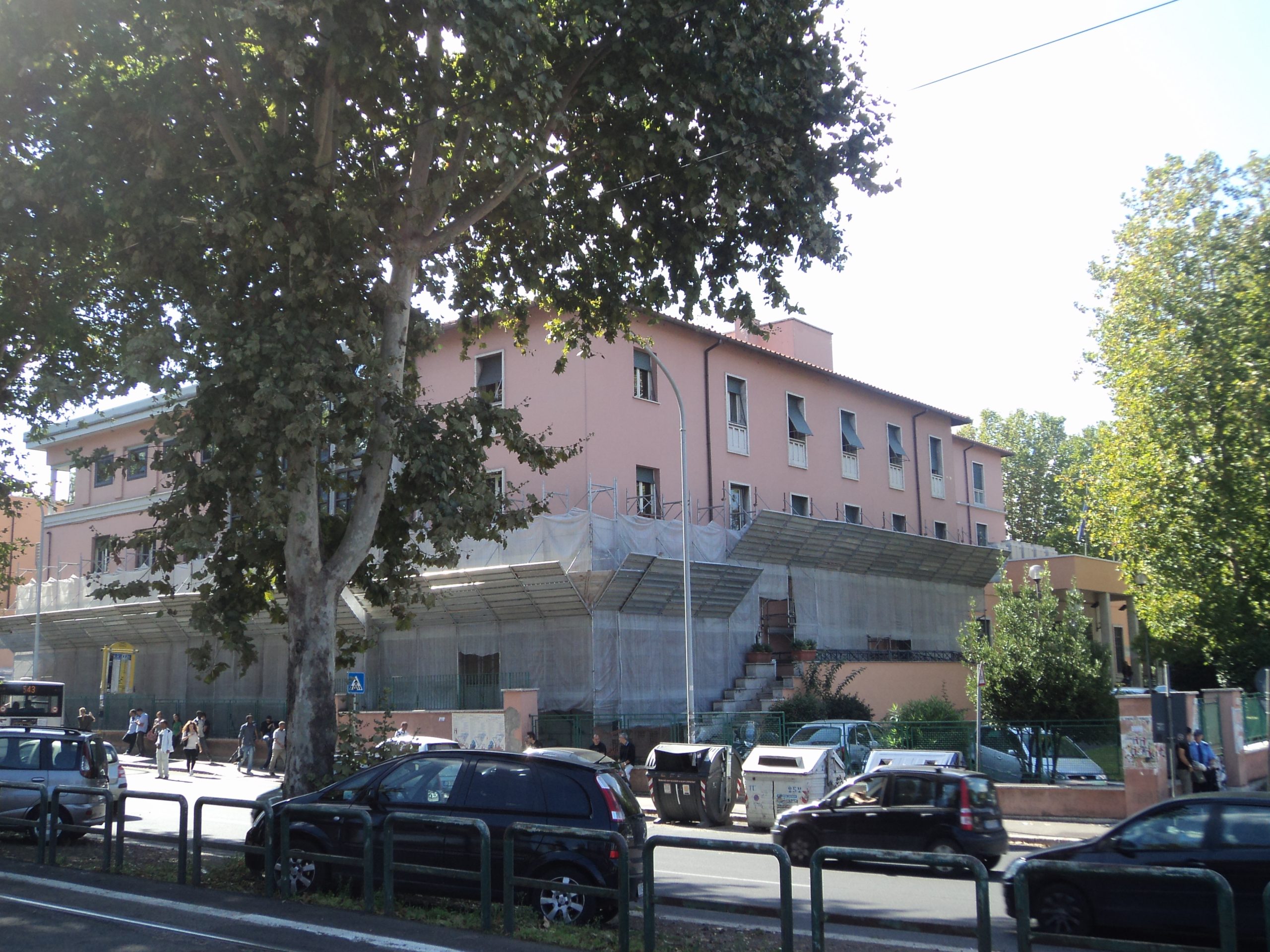 Roma – Fiamme contro passanti e vigili in sede Municipio V, denunciato