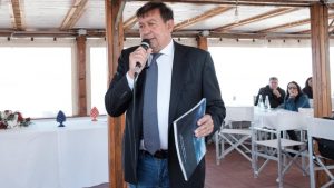 Tarquinia – Giulivi ufficializza la candidatura a sindaco davanti ad una folta platea