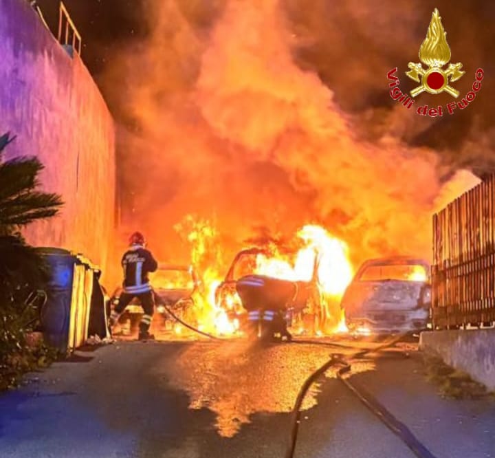 Santa Marinella – Notte d’inferno in via delle Fresie, in fiamme 4 vetture