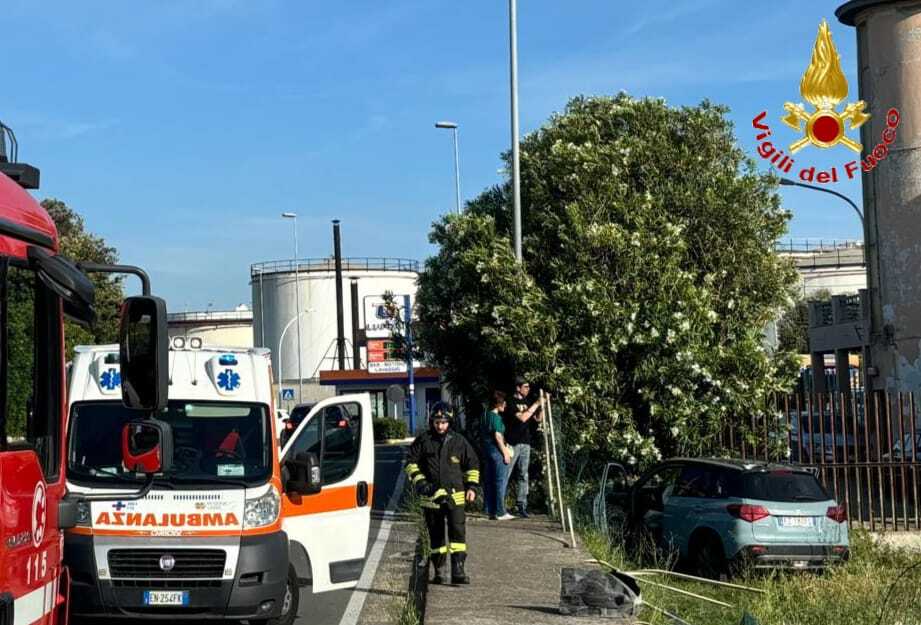 Civitavecchia, auto finisce fuori strada sull’Aurelia: ferite due donne e una bimba di 7 mesi