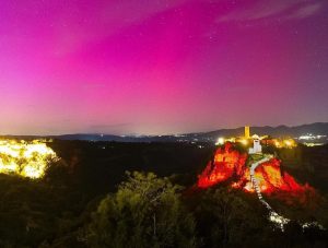 L’aurora risplende sopra Civita di Bagnoregio nello scatto di Federico Stella