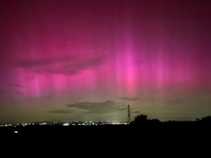 Viterbo – L’aurora boreale risplende sulla Tuscia, lo spettacolo ha incantato tutti