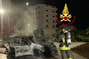 Notte di fuoco a Latina: bruciano tre auto in Via Inghilterra