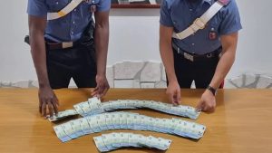 Pomezia, pizzicato con quasi mille euro di banconote false: arrestato 20enne rumeno
