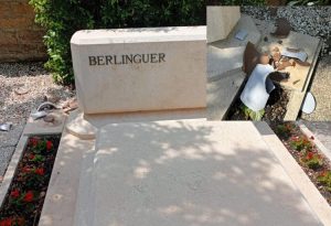 Roma, vandalizzata la tomba di Berlinguer. Rocca: “Gesto barbaro”