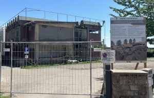 Bagnoregio – Ex cantina didattica, demolizione cominciata: termine lavori entro l’anno
