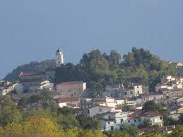 Cervaro – Sfondano porta della scuola con flex e rubano tablet e notebook