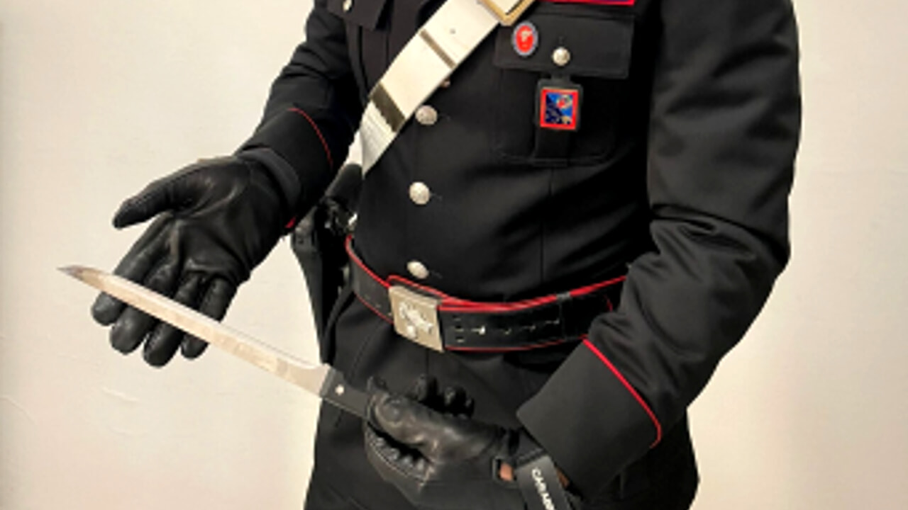 Terrore a Gaeta, entra in palestra e minaccia tutti con un grosso coltello: denunciato 42enne