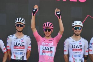 A Kooij lo sprint di Napoli, Pogacar resta leader del Giro