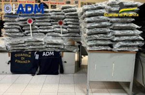 Civitavecchia, 340 chili di droga nascosti tra gli ortaggi e scaricati al porto: arrestati due corrieri