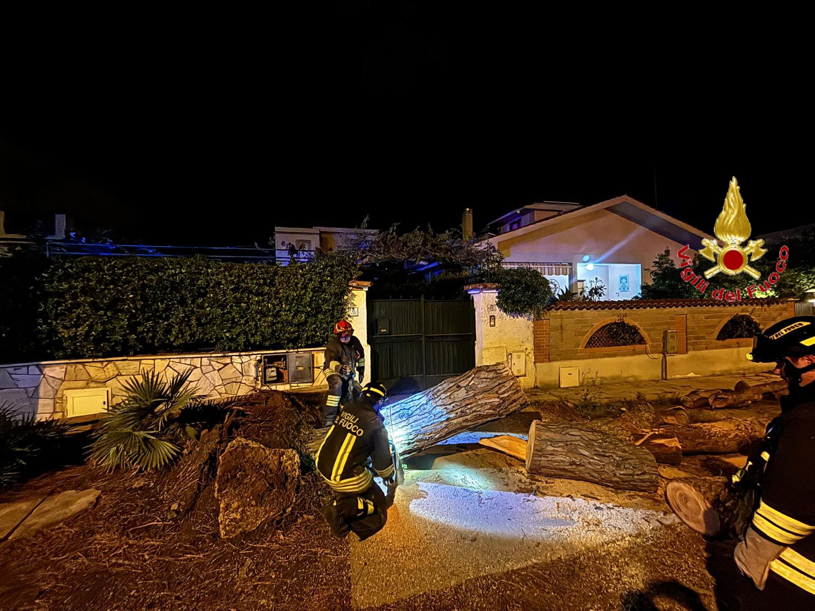 Santa Marinella – Fuga di gas provocata dalla caduta di un pino