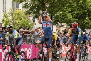 Merlier anticipa Milan in volata e vince la 18^ tappa al Giro