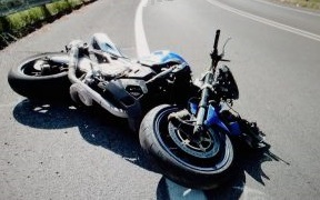 Latina, perde il controllo della moto e rovina a terra: grave centauro 19enne