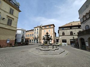 Viterbo, Piazza delle Erbe sempre più sola: addio ad altri due esercizi commerciali