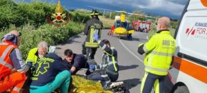 Pavona, perde il controllo della moto e finisce nel canale: centauro in condizioni critiche