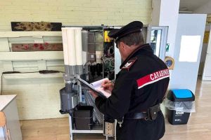 Priverno, ruba 30 euro dalla macchinetta del caffè della scuola: denunciato 35enne