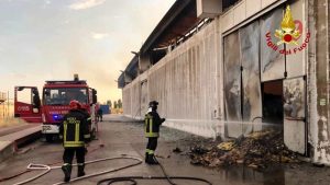 Paura a Sabaudia, vasto incendio in cantiere navale