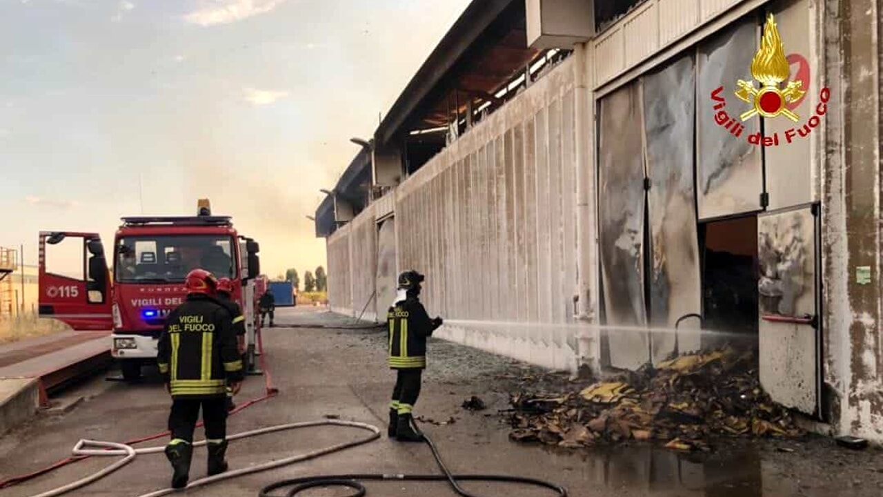 Paura a Sabaudia, vasto incendio in cantiere navale