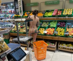 Santa Marinella – Spesa “bollente”, donna seminuda tra gli scaffali della Conad