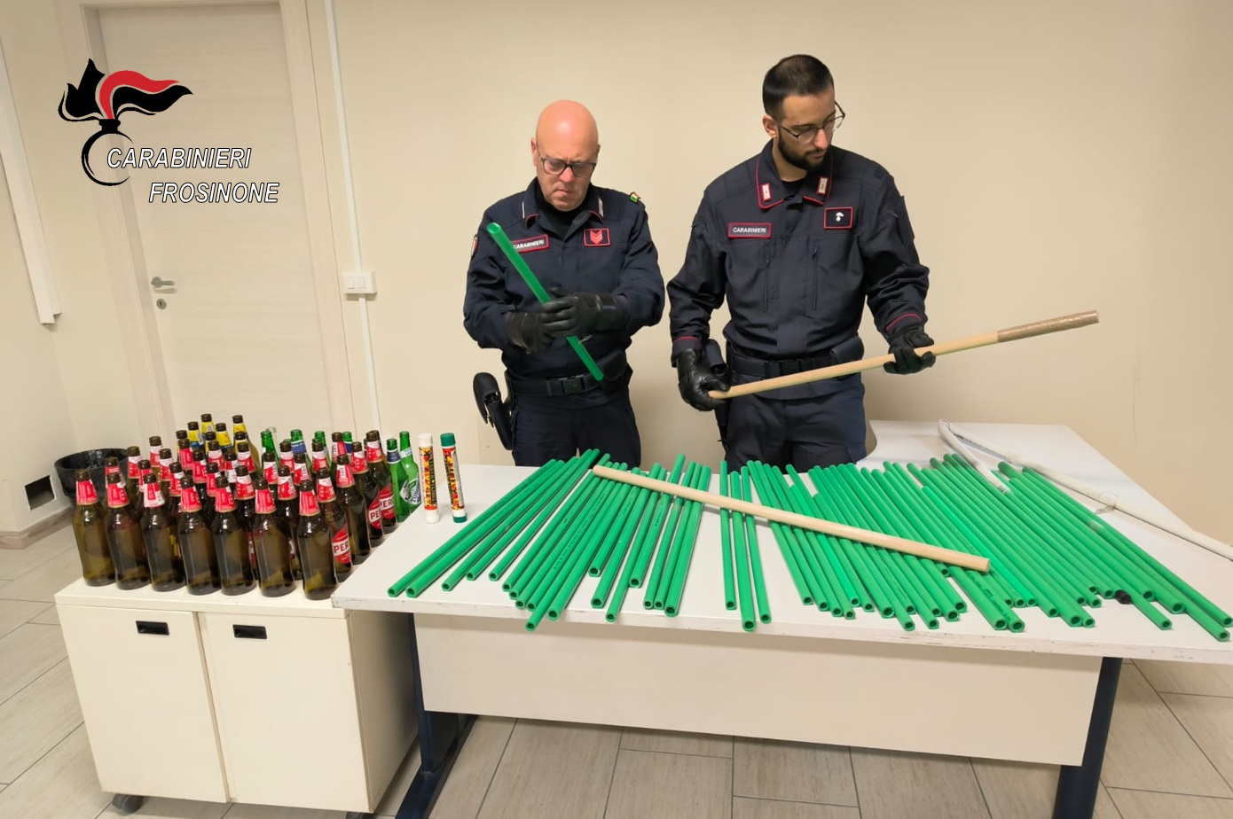 Bastoni fumogeni e bottiglie sequestrate a tifosi durante partita Sora Avezzano