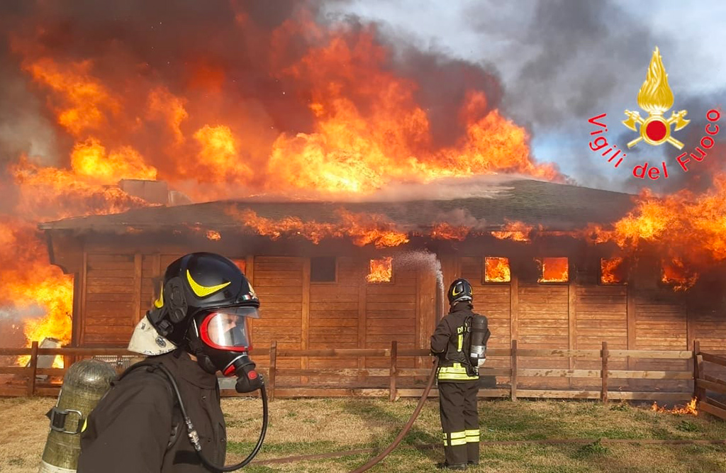 Fiamme in uno stabilimento di Tarquinia, vigili del fuoco impegnati fino alla mattina