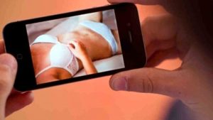 Girano e diffondono in rete filmini porno: in manette un trentenne che pretendeva la sua parte anche dopo la fine della relazione