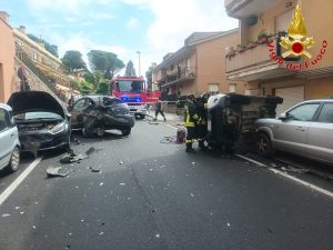 Allumiere – Perde il controllo dell’auto e carambola su altre vetture: uomo estratto dalle lamiere dai Vigili del Fuoco