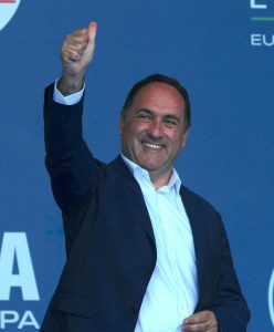 Massimiliano Grasso sul palco di piazza del Popolo insieme a Giorgia Meloni