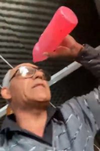 “Esci o mi do fuoco”: così in diretta facebook l’uomo che ha bruciato il suo camper al Poggino