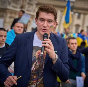 Hallisey protesta in un lido a Ostia, ‘balneari abusivi’