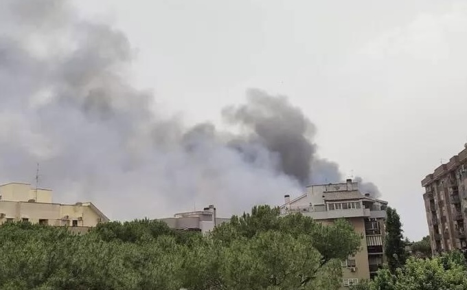 Roma – Vanno a fuoco sterpaglie, evacuata facoltà a Tor Vergata