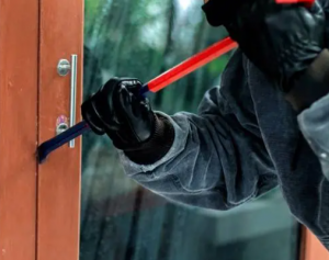 Cerveteri, tentano di occupare due appartamenti nel giro di poche ore: ricercata banda di peruviani