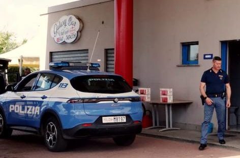 Benzinaio rapinato e preso a bastonate: fermato l’autista della banda