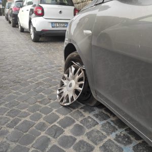 Viterbo – Bomba d’acqua in pieno viso, sbanda e va a sbattere addosso a negozio del Sacrario