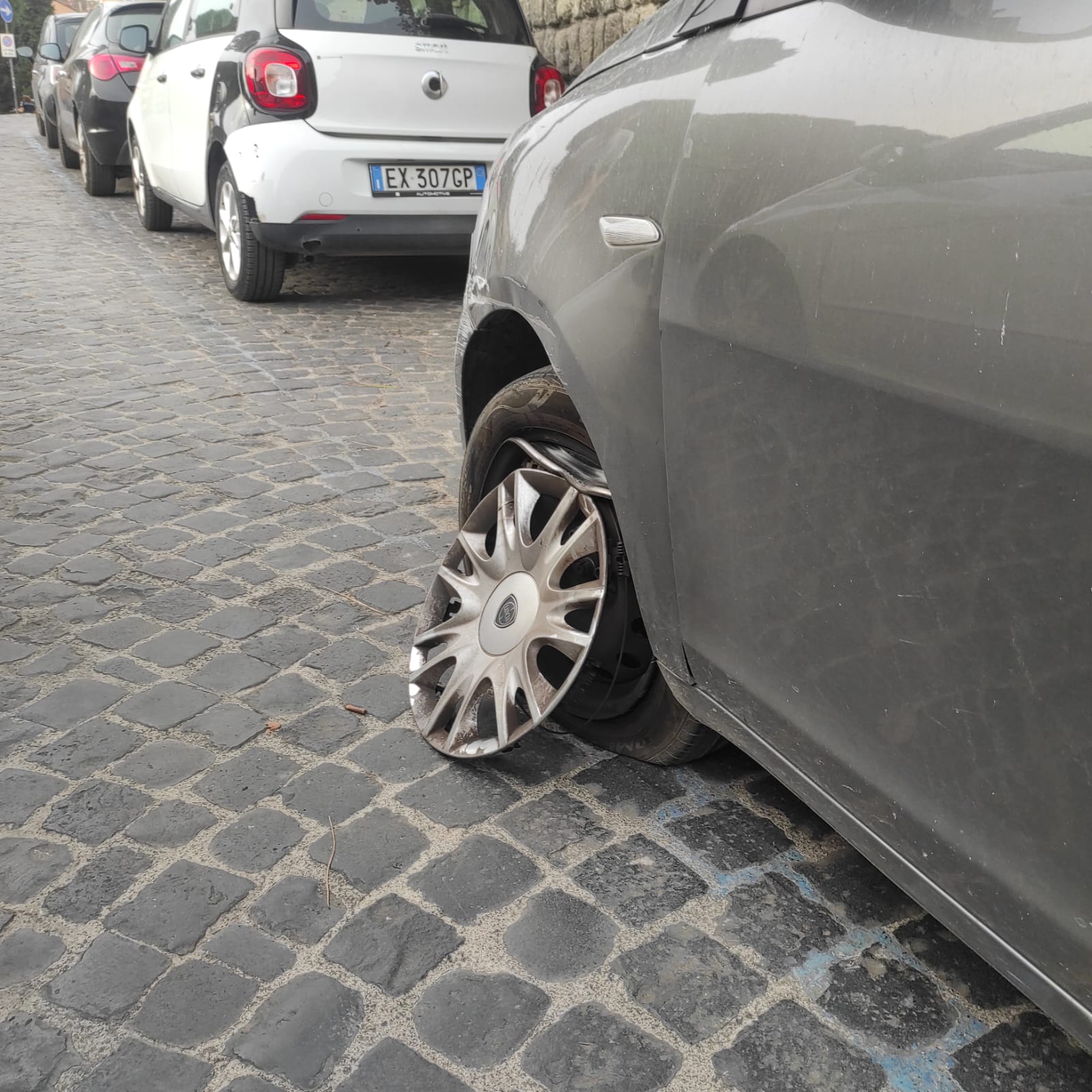 Viterbo – Bomba d’acqua in pieno viso, sbanda e va a sbattere addosso a negozio del Sacrario