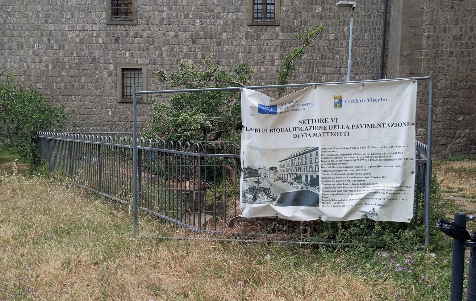 Viterbo, a Piazza della Rocca bagni pubblici “in sicurezza” con transenne avanzate da via Matteotti