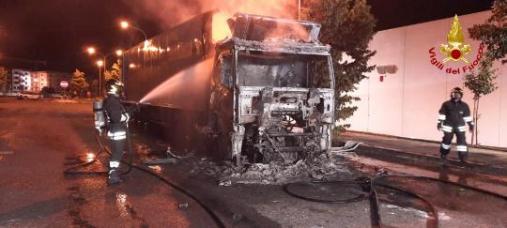Cisterna di Latina – Camion frigorifero con latticini in fiamme