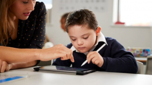 Disabilità: in arrivo provvedimenti “scellerati”, l’appello di un’insegnante: “Il sostegno è una cosa seria”