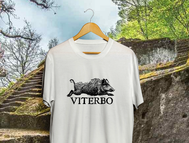 Viterbo, arriva la maglietta coi cinghiali e i social esplodono: “Regalatela alla sindaca!”