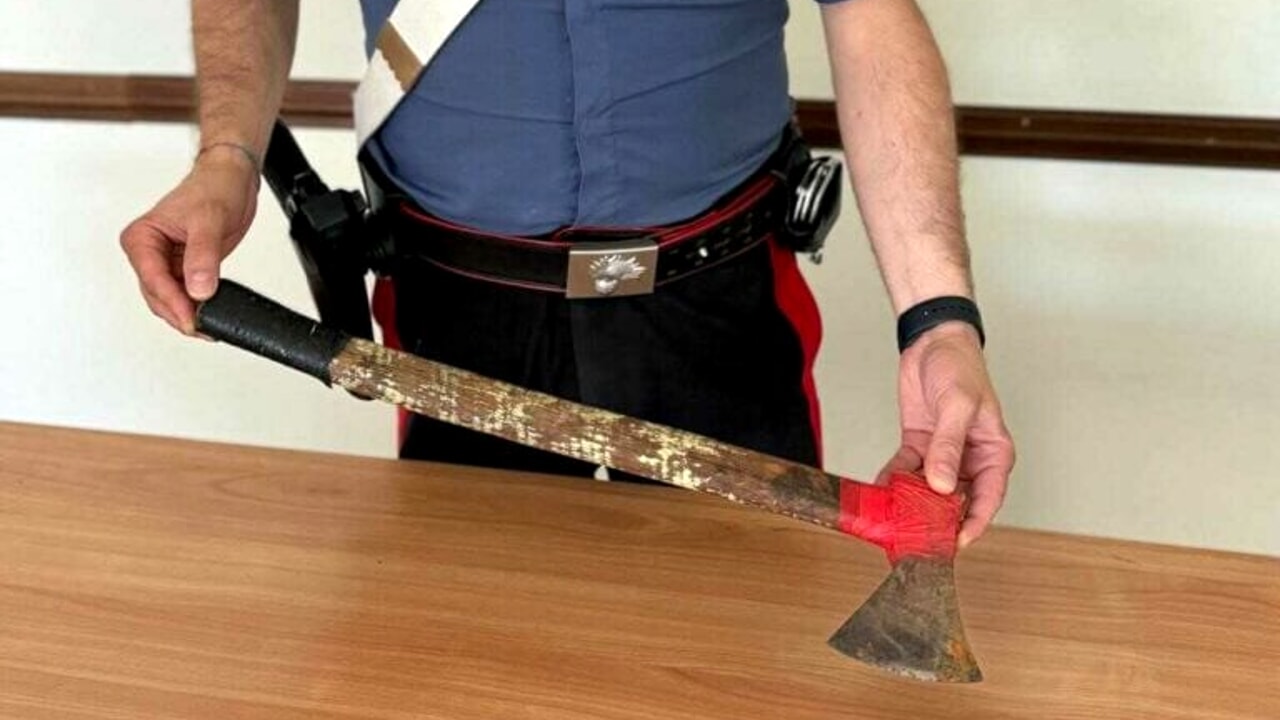Fara in Sabina, minaccia madre e compagna con un’ascia: arrestato 30enne