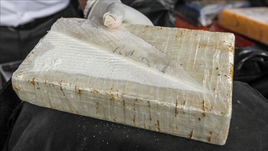 Tarquinia – Bagnino pulisce la spiaggia e trova un chilo di cocaina. Caccia al resto del “bottino”