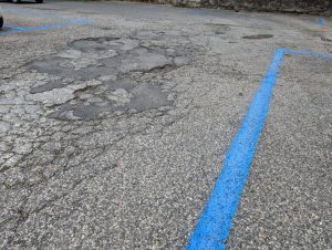 Viterbo – Sallupara, strisce blu nuove sull’asfalto colabrodo: “Perché non si è pensato a rifarlo prima?”