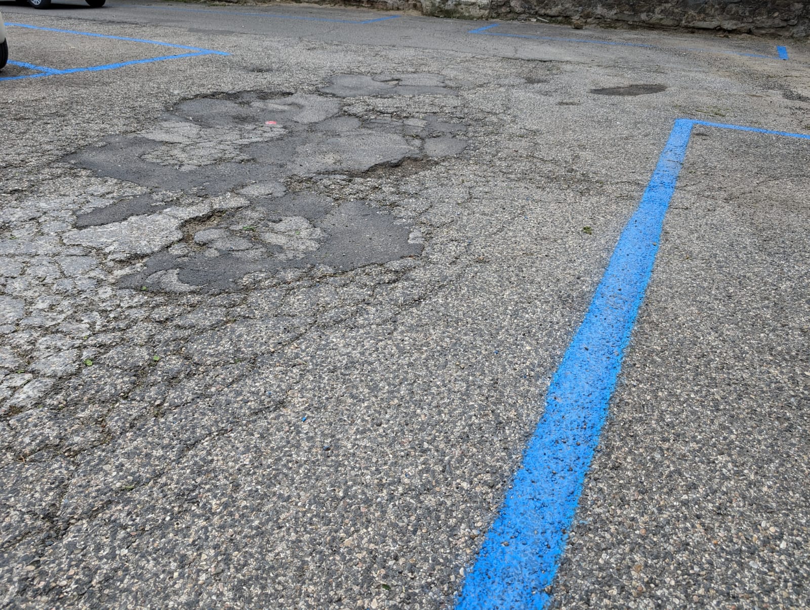 Viterbo – Sallupara, strisce blu nuove sull’asfalto colabrodo: “Perché non si è pensato a rifarlo prima?”