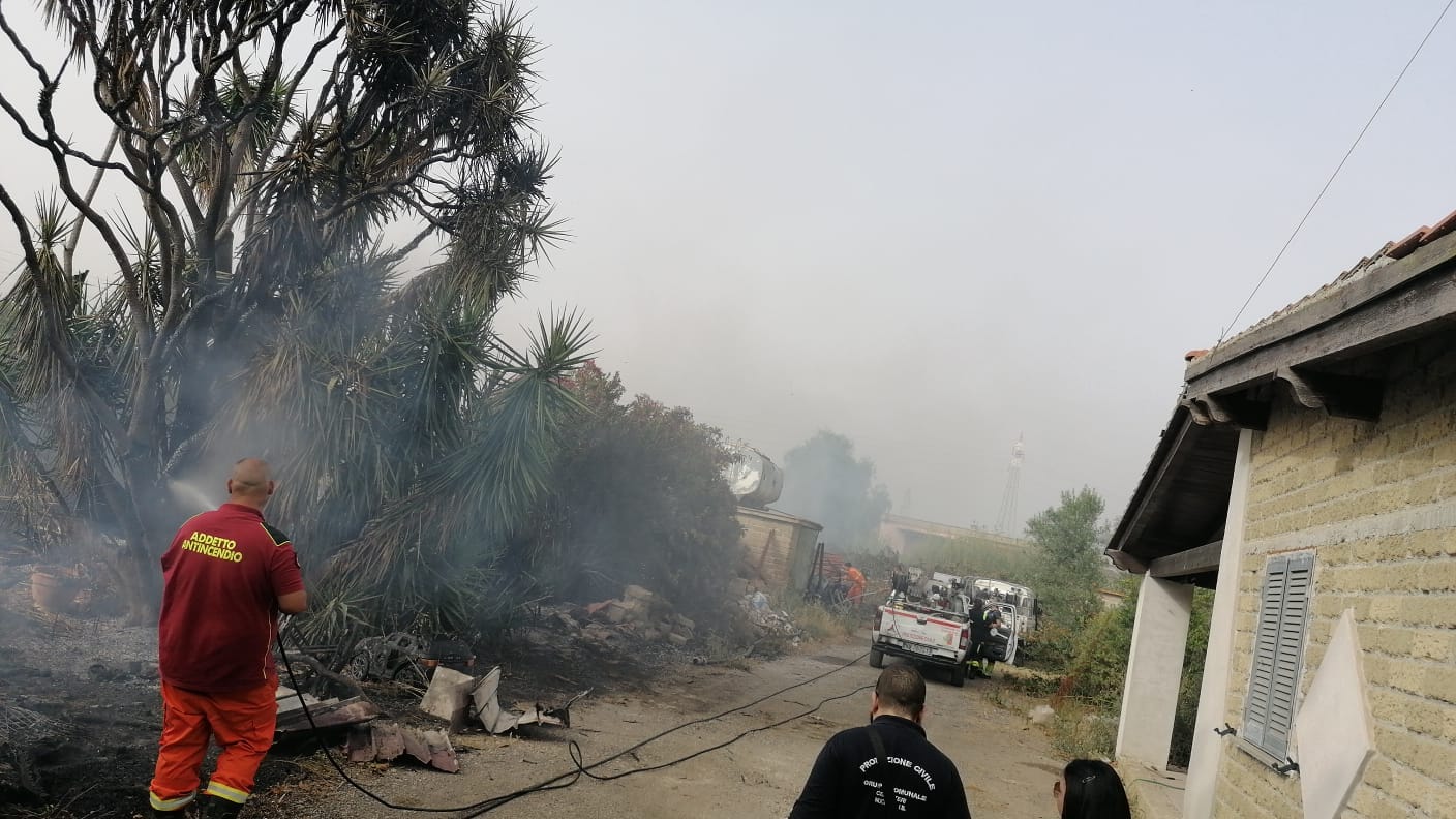 Cerveteri, va a fuoco una tenuta agricola a Passo di Palo